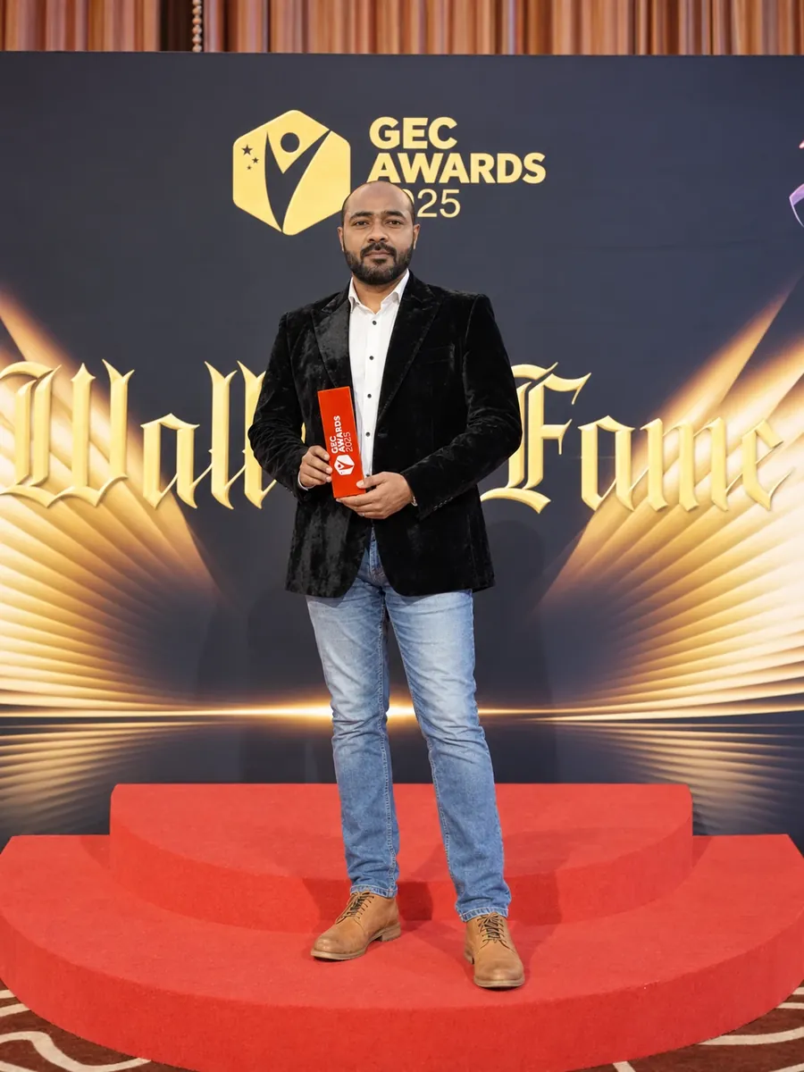 Habib Mehmoodi with the GEC Award 2025 trophy at the wall of fame